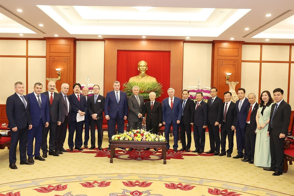 Tổng Bí thư Nguyễn Phú Trọng và Chủ tịch Duma Quốc gia Quốc hội Liên bang Nga Vyacheslav Viktorovich Volodin chụp ảnh chung với các đại biểu. (Ảnh: Trí Dũng/TTXVN)