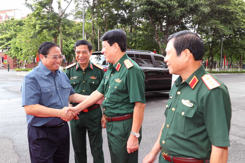 Lãnh đạo Bộ Quốc phòng đón Thủ tướng Phạm Minh Chính đến dự Hội nghị Quân chính Toàn quân 6 tháng đầu năm 2023. . (Ảnh: Trọng Đức/TTXVN)