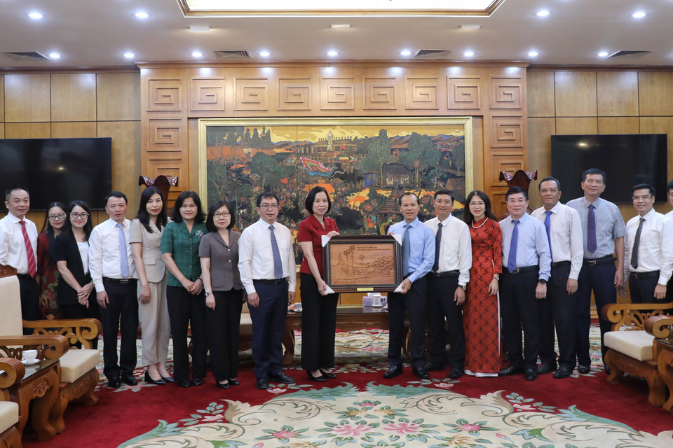 Phó Chủ tịch thường trực Ủy ban Nhân dân tỉnh Bắc Giang Mai Sơn trao tặng phẩm cho TTXVN. (Ảnh: Danh Lam/TTXVN)