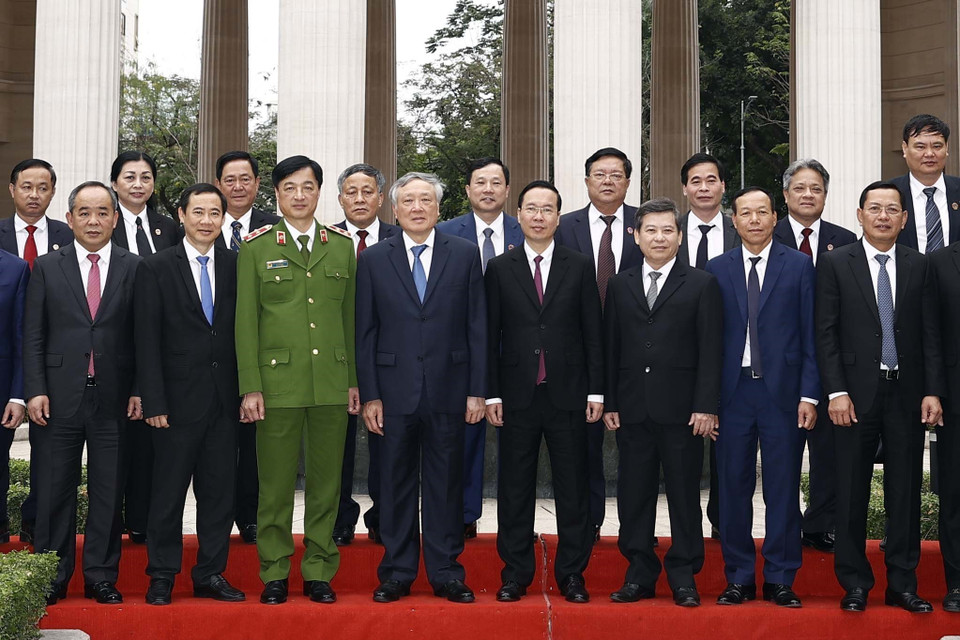 Chủ tịch nước Võ Văn Thưởng với lãnh đạo Tòa án Nhân dân tối cao và các đại biểu dự buổi làm việc. (Ảnh: Thống Nhất/TTXVN)