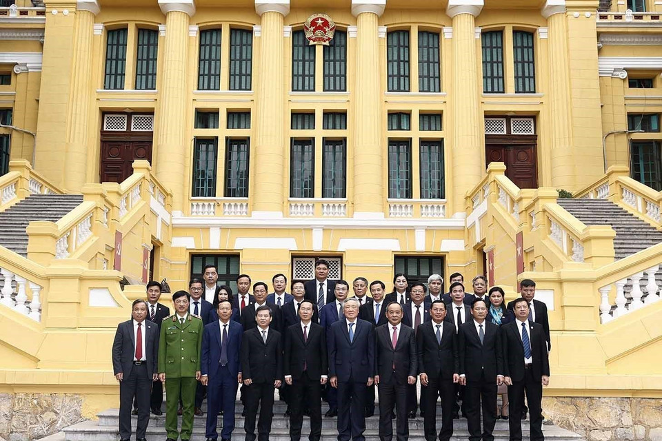 Chủ tịch nước Võ Văn Thưởng với lãnh đạo Tòa án Nhân dân tối cao và các đại biểu dự buổi làm việc. (Ảnh: Thống Nhất/TTXVN)