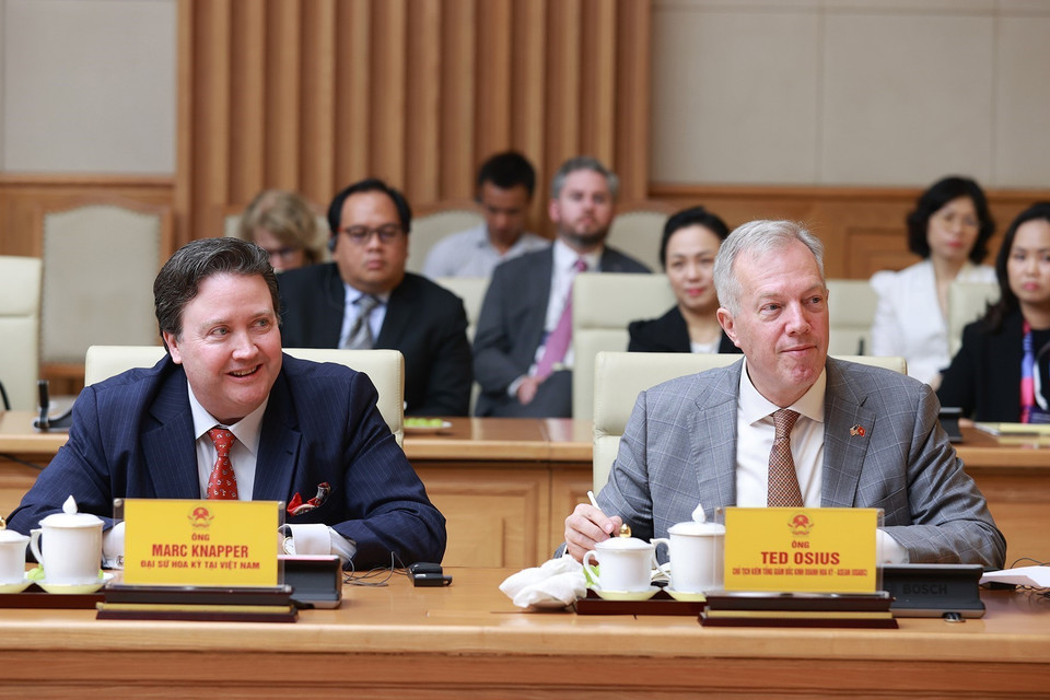 Đại sứ Hoa Kỳ tại Việt Nam Marc Knapper và nguyên Đại sứ Ted Osius, Chủ tịch kiêm Tổng Giám đốc Hội đồng Kinh doanh Hoa Kỳ-ASEAN tại buổi tiếp. (Ảnh: Dương Giang/TTXVN)