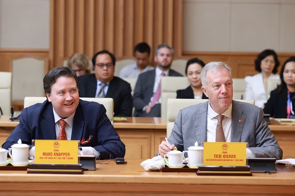 Đại sứ Hoa Kỳ tại Việt Nam Marc Knapper và nguyên Đại sứ Ted Osius, Chủ tịch kiêm Tổng Giám đốc Hội đồng Kinh doanh Hoa Kỳ-ASEAN tại buổi tiếp. (Ảnh: Dương Giang/TTXVN)