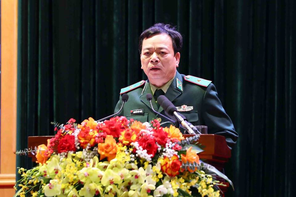 Thiếu tướng Nguyễn Văn Thiện, Phó Tư lệnh Bộ đội Biên phòng trình bày tham luận. (Ảnh: Phạm Kiên/TTXVN)