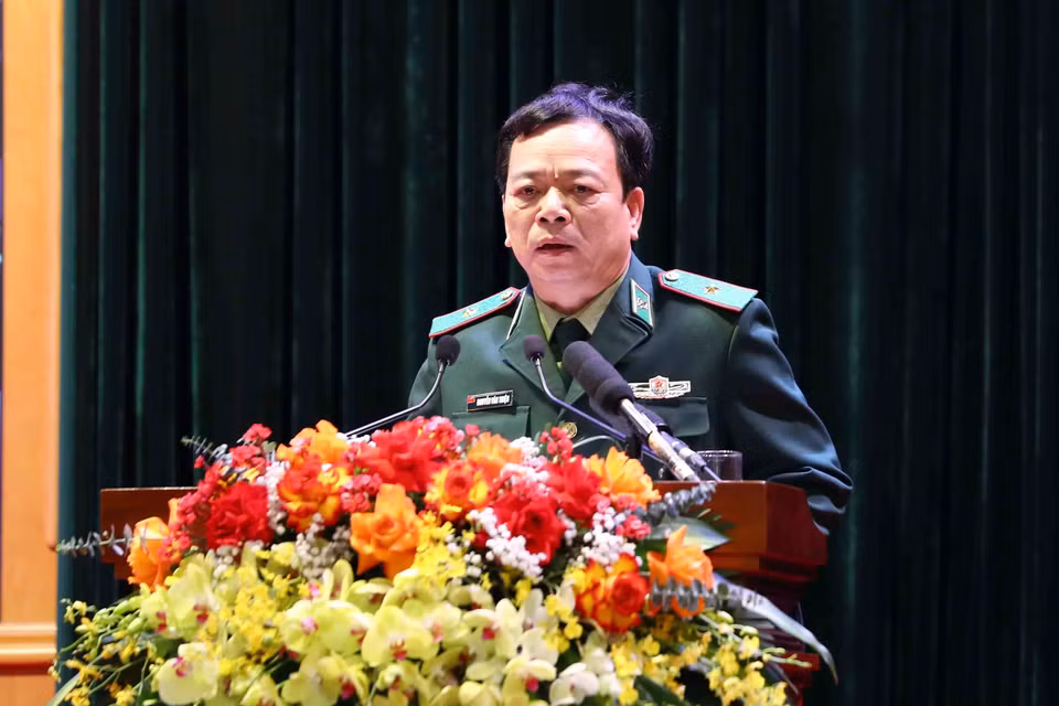 Thiếu tướng Nguyễn Văn Thiện, Phó Tư lệnh Bộ đội Biên phòng trình bày tham luận. (Ảnh: Phạm Kiên/TTXVN)