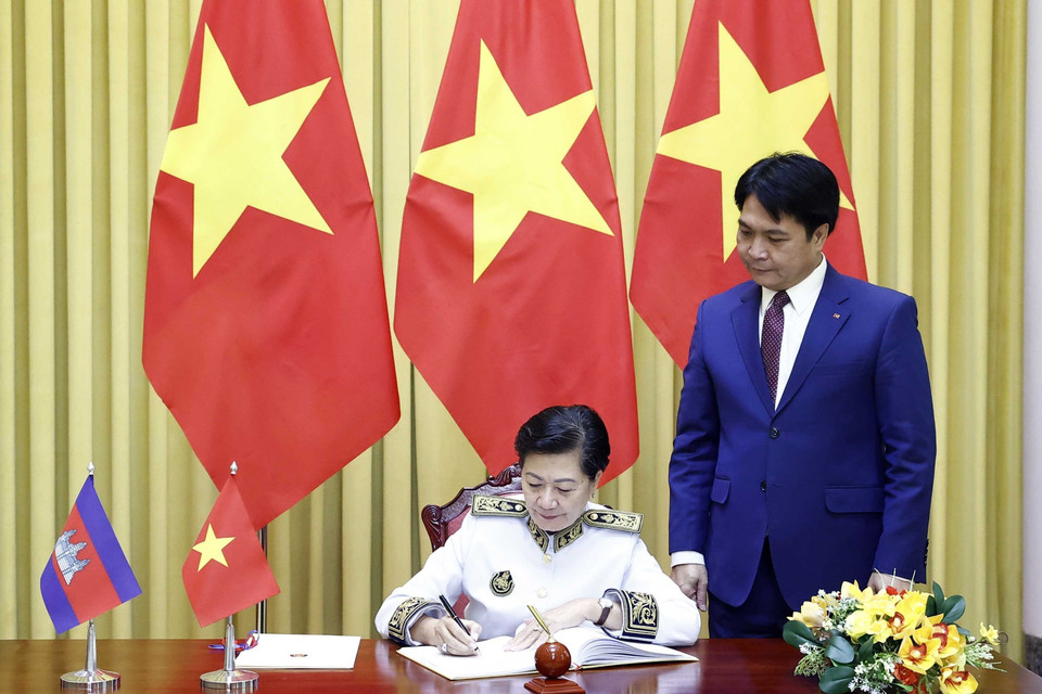 Đại sứ Vương quốc Campuchia Chea Kimtha viết lưu bút tại Phủ Chủ tịch. (Ảnh: Thống Nhất/TTTXVN)