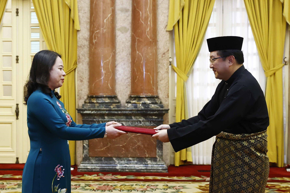 Quyền Chủ tịch nước Võ Thị Ánh Xuân tiếp nhận Quốc thư của Đại sứ Malaysia Tan Yang Tha. (Ảnh: Thống Nhất/TTXVN)