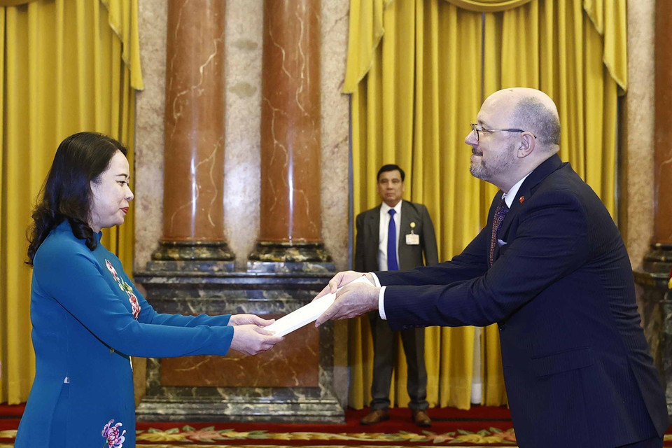 Quyền Chủ tịch nước Võ Thị Ánh Xuân tiếp nhận Quốc thư của Đại sứ Thụy Sỹ Thomas Gass. (Ảnh: Thống Nhất/TTXVN)