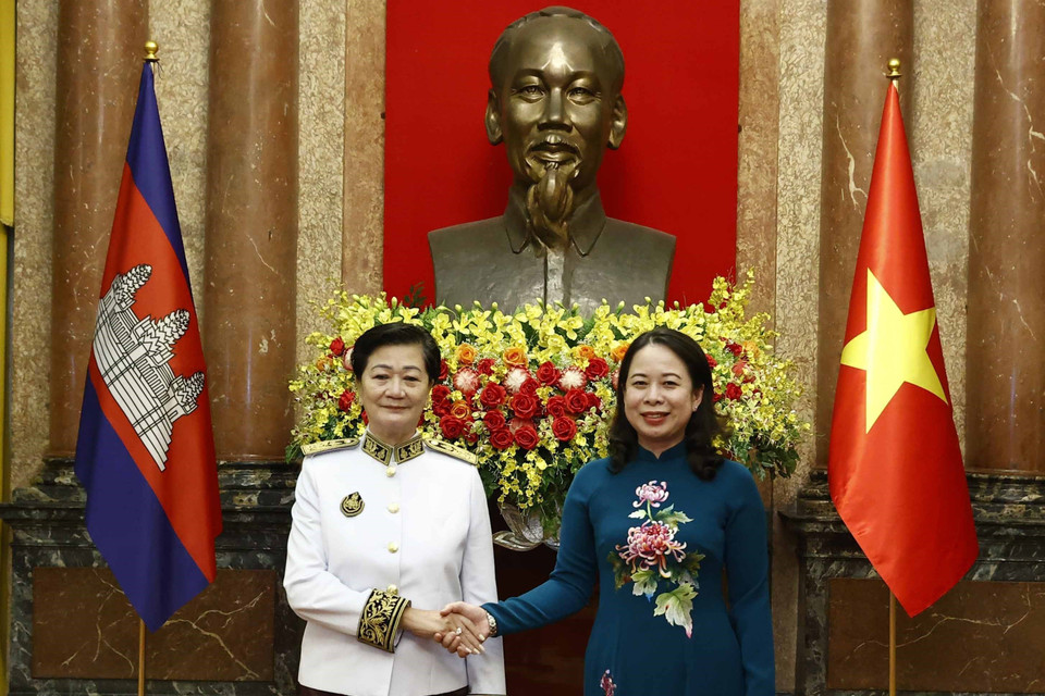 Quyền Chủ tịch nước Võ Thị Ánh Xuân và Đại sứ Vương quốc Campuchia Chea Kimtha tại lễ trình Quốc thư. (Ảnh: Thống Nhất/TTTXVN)