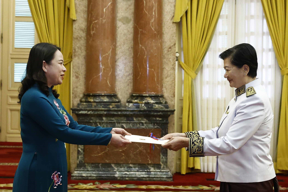 Quyền Chủ tịch nước Võ Thị Ánh Xuân tiếp nhận Quốc thư của Đại sứ Vương quốc Campuchia Chea Kimtha. (Ảnh: Thống Nhất/TTTXVN)