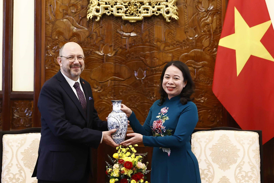 Quyền Chủ tịch nước Võ Thị Ánh Xuân tặng quà lưu niệm cho Đại sứ Thụy Sỹ Thomas Gass. (Ảnh: Thống Nhất/TTXVN)
