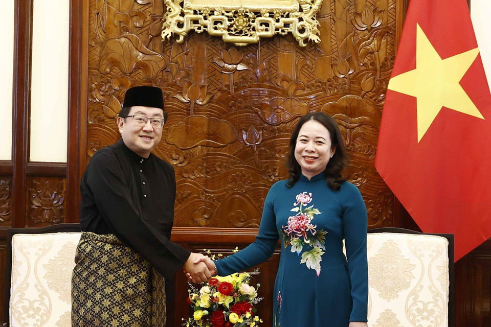 Quyền Chủ tịch nước Võ Thị Ánh Xuân và Đại sứ Malaysia Tan Yang Thai. (Ảnh: Thống Nhất/TTXVN)