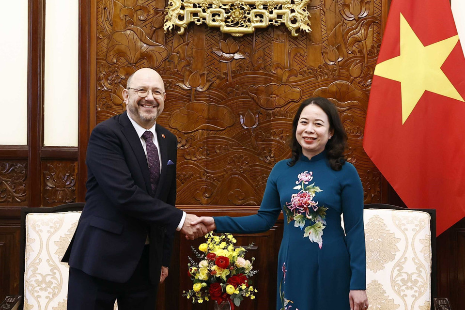 Quyền Chủ tịch nước Võ Thị Ánh Xuân và Đại sứ Thụy Sỹ Thomas Gass. (Ảnh: Thống Nhất/TTXVN)