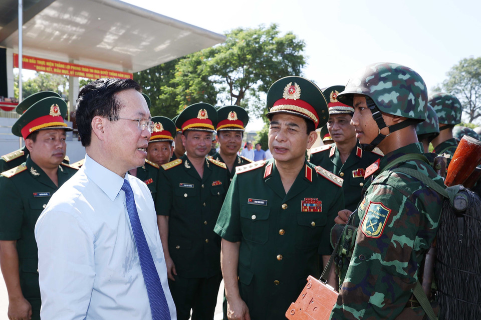 Hình ảnh Chủ tịch nước Võ Văn Thưởng kiểm tra công tác sẵn sàng chiến đấu tại Lữ đoàn thông tin 604, Quân khu 2. (Ảnh: Thống Nhất/TTXVN)