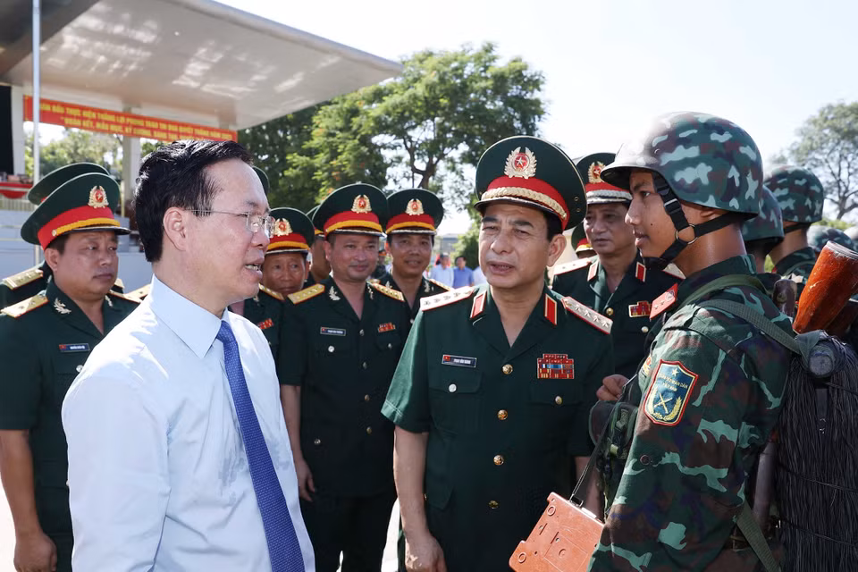 Hình ảnh Chủ tịch nước Võ Văn Thưởng kiểm tra công tác sẵn sàng chiến đấu tại Lữ đoàn thông tin 604, Quân khu 2. (Ảnh: Thống Nhất/TTXVN)