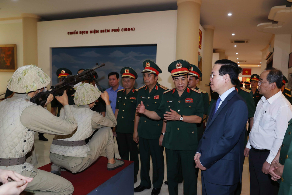 Hình ảnh Chủ tịch nước Võ Văn Thưởng thăm Bảo tàng Quân khu 2. (Ảnh: Thống Nhất/TTXVN)