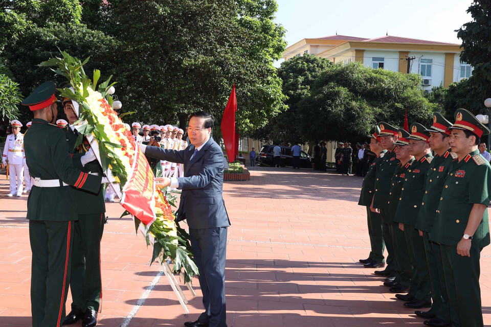 Chủ tịch nước Võ Văn Thưởng dâng hương, hoa tưởng niệm Chủ tịch Hồ Chí Minh tại Bộ Tư lệnh Quân khu 2. (Ảnh: Thống Nhất/TTXVN)