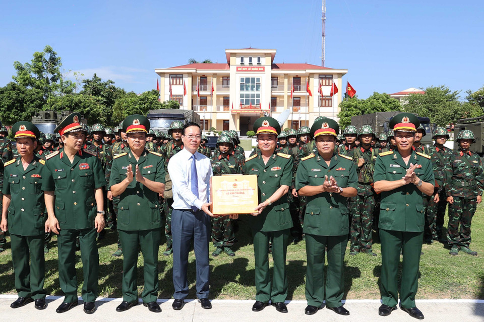 Chủ tịch nước Võ Văn Thưởng kiểm tra công tác sẵn sàng chiến đấu và tặng quà cho Lữ đoàn thông tin 604, Quân khu 2. (Ảnh: Thống Nhất/TTXVN)