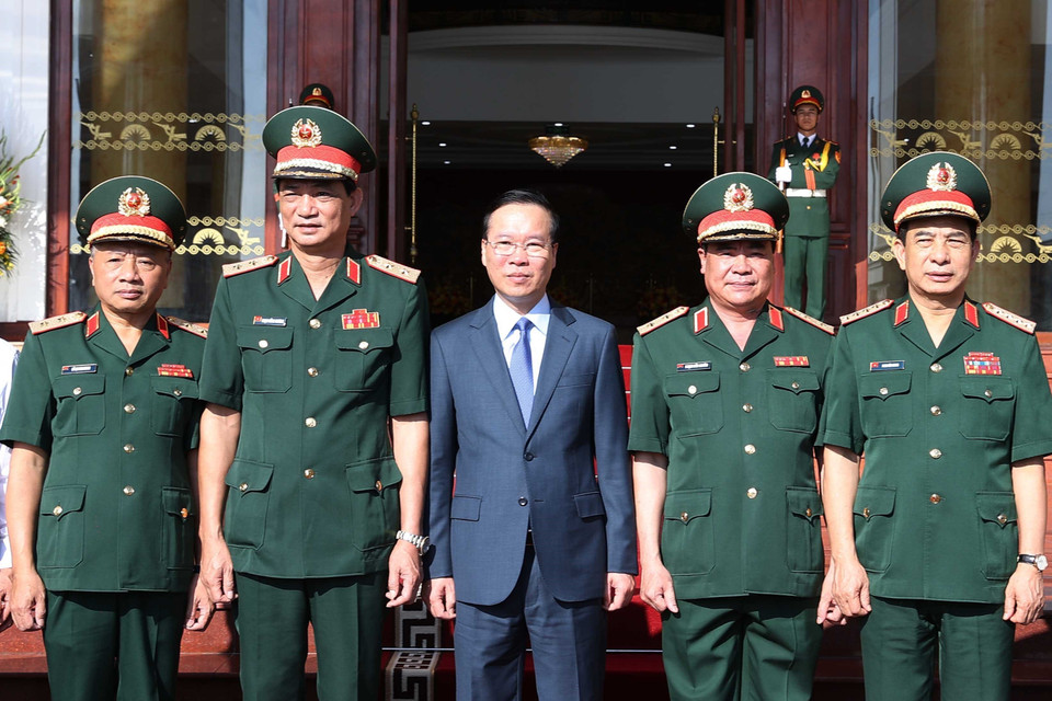 Chủ tịch nước Võ Văn Thưởng và Bộ trưởng Bộ Quốc phòng Phan Văn Giang với lãnh đạo Bộ Tư lệnh Quân khu 2. (Ảnh: Thống Nhất/TTXVN)
