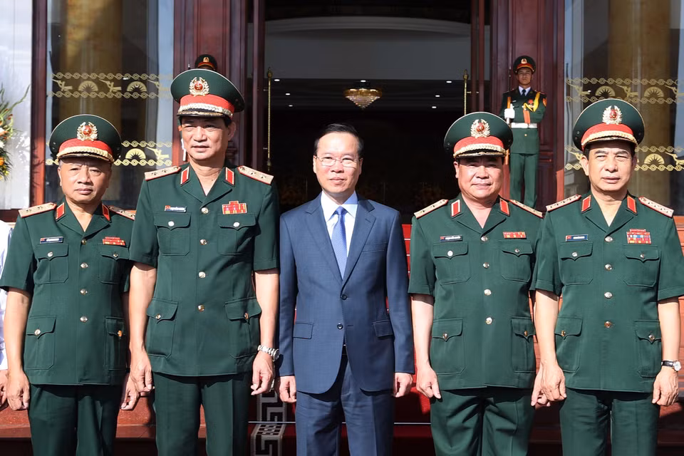 Chủ tịch nước Võ Văn Thưởng và Bộ trưởng Bộ Quốc phòng Phan Văn Giang với lãnh đạo Bộ Tư lệnh Quân khu 2. (Ảnh: Thống Nhất/TTXVN)