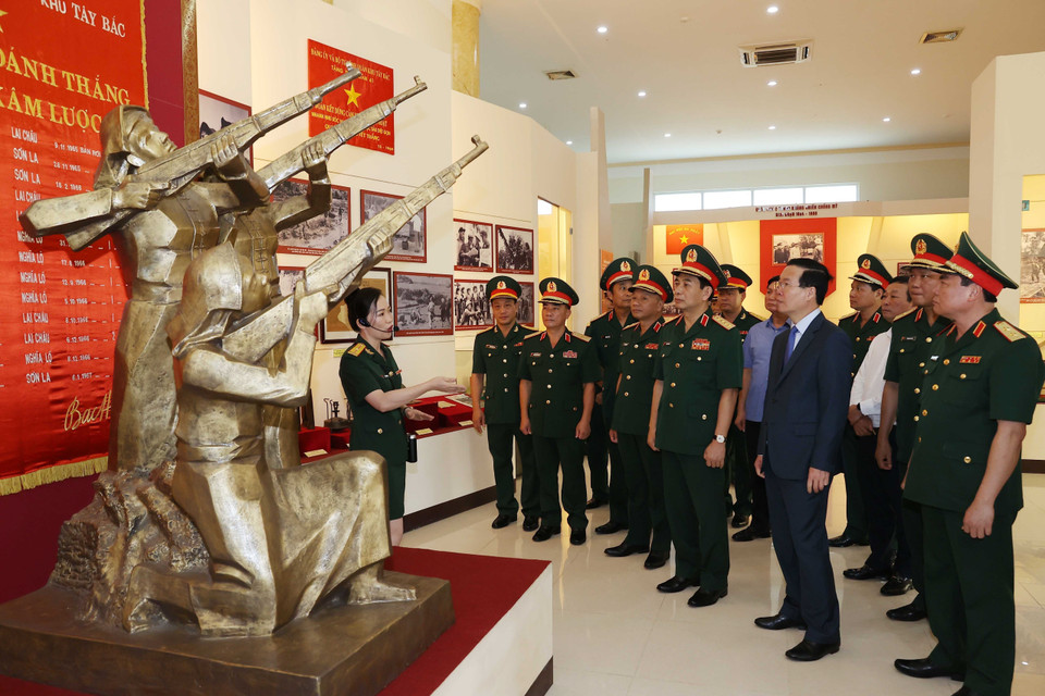 Chủ tịch nước Võ Văn Thưởng thăm Bảo tàng Quân khu 2. (Ảnh: Thống Nhất/TTXVN)