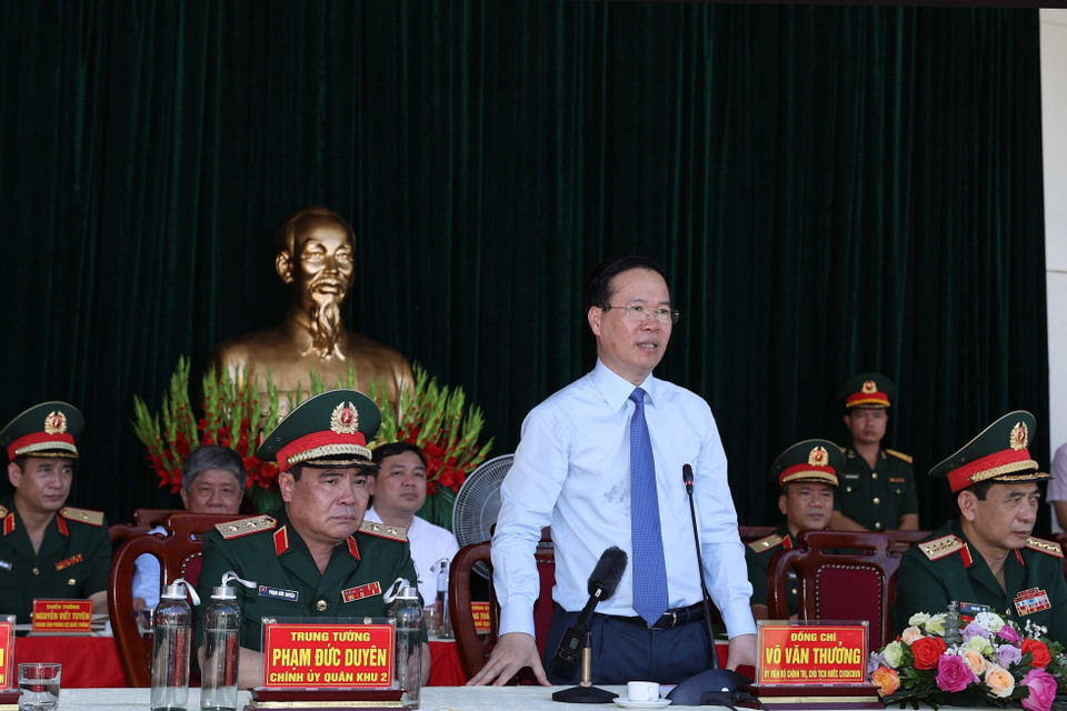 Chủ tịch nước Võ Văn Thưởng phát biểu tại buổi kiểm tra công tác sẵn sàng chiến đấu tại Lữ đoàn thông tin 604, Quân khu 2. (Ảnh: Thống Nhất/TTXVN).
