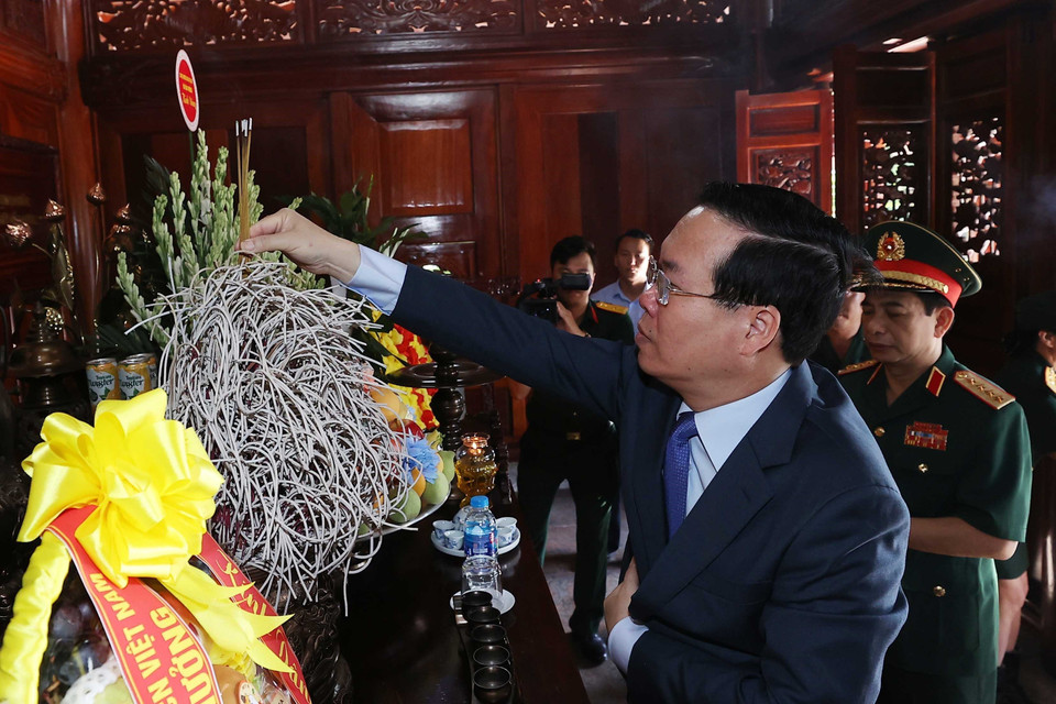 Hình ảnh Chủ tịch nước Võ Văn Thưởng dâng hương, hoa tưởng niệm Chủ tịch Hồ Chí Minh tại Bộ Tư lệnh Quân khu 2. (Ảnh: Thống Nhất/TTXVN)