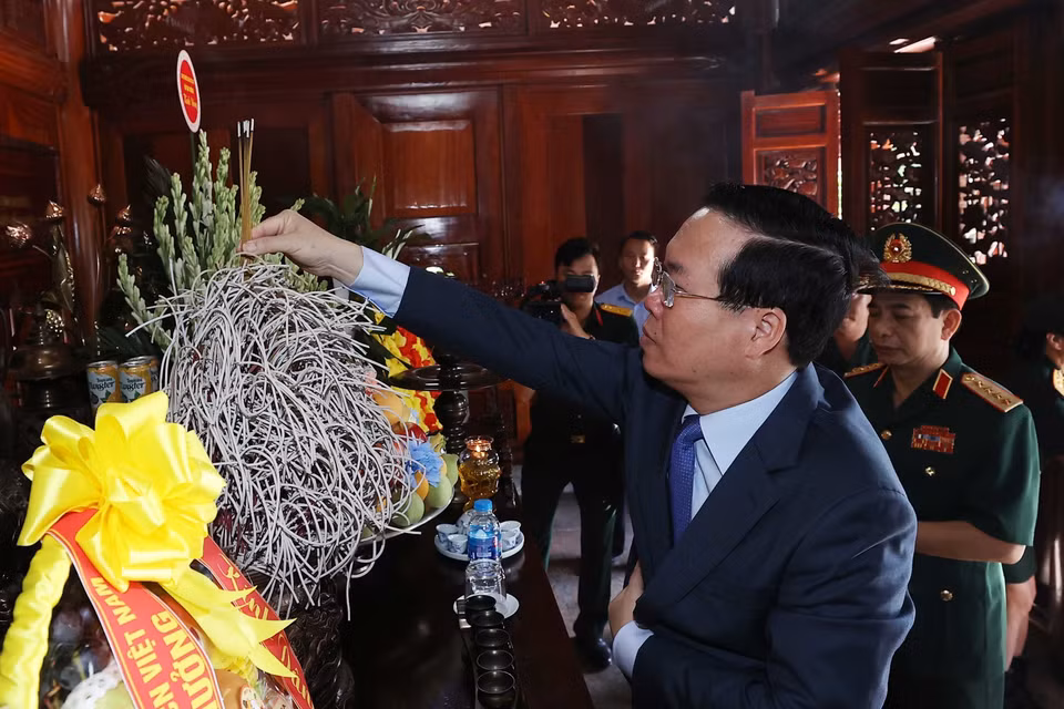 Hình ảnh Chủ tịch nước Võ Văn Thưởng dâng hương, hoa tưởng niệm Chủ tịch Hồ Chí Minh tại Bộ Tư lệnh Quân khu 2. (Ảnh: Thống Nhất/TTXVN)