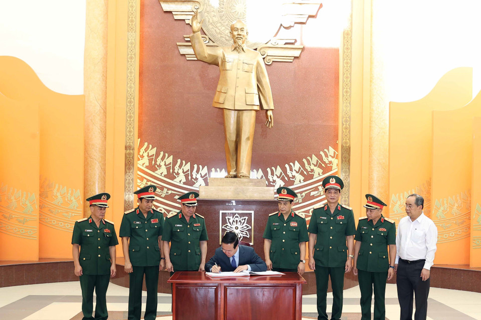 Chủ tịch nước Võ Văn Thưởng ghi lưu bút tại Bảo tàng Quân khu 2. (Ảnh: Thống Nhất/TTXVN)