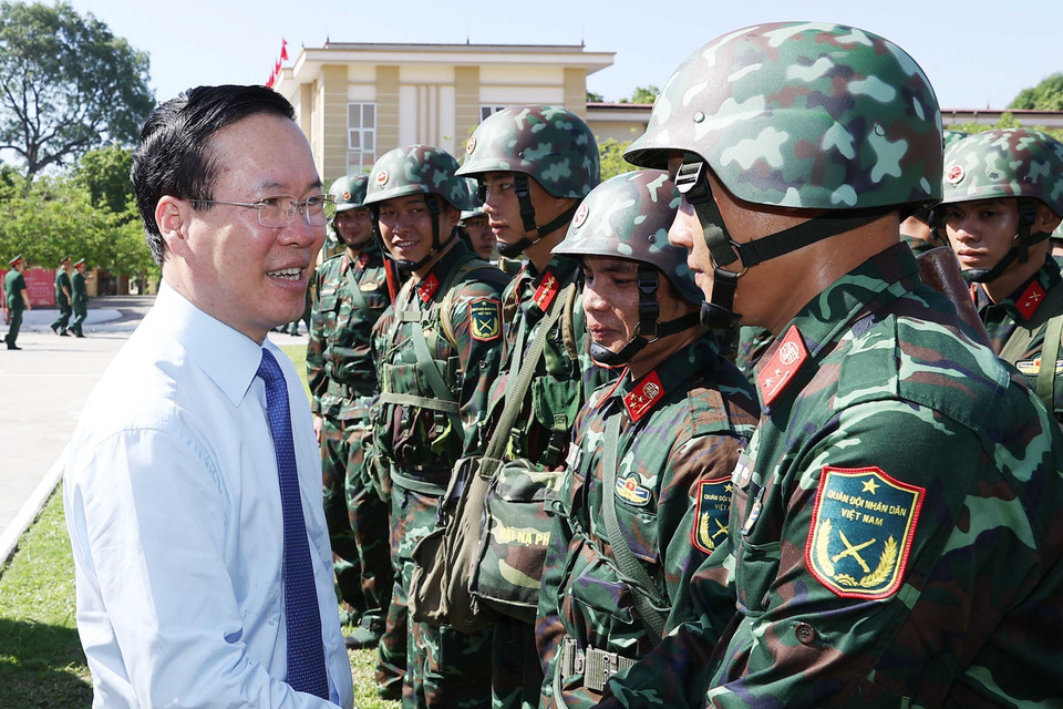 Chủ tịch nước Võ Văn Thưởng kiểm tra công tác sẵn sàng chiến đấu tại Lữ đoàn thông tin 604, Quân khu 2. (Ảnh: Thống Nhất/TTXVN)