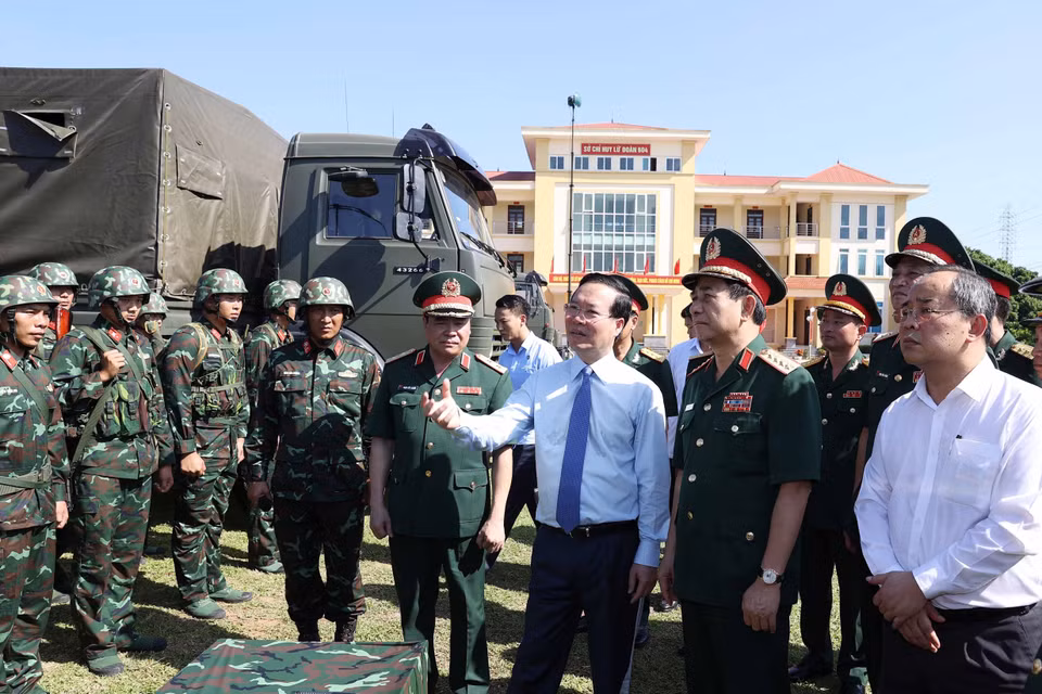 Chủ tịch nước Võ Văn Thưởng kiểm tra công tác sẵn sàng chiến đấu tại Lữ đoàn thông tin 604, Quân khu 2. (Ảnh: Thống Nhất/TTXVN)