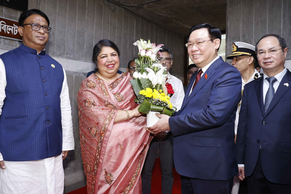 Chủ tịch Quốc hội Bangladesh Shirin Sharmin Chaudhury đón Chủ tịch Quốc hội Vương Đình Huệ. (Ảnh: Doãn Tấn/TTXVN)