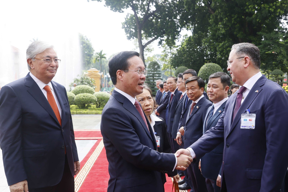 Chủ tịch nước Võ Văn Thưởng với các thành viên Đoàn đại biểu Kazakhstan tại lễ đón. (Ảnh: Thống Nhất/TTXVN)
