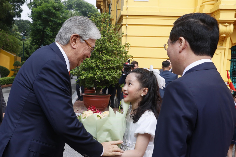 Thiếu nhi Thủ đô tặng hoa Tổng thống Kazakhstan Kassym-Jomart Tokayev tại lễ đón. (Ảnh: Thống Nhất/TTXVN)