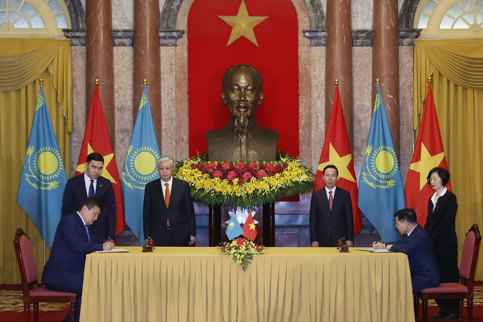 Chủ tịch nước Võ Văn Thưởng và Tổng thống Cộng hòa Kazakhstan Kassym-Jomart Tokayev chứng kiến Lễ ký Bản Ghi nhớ giữa Đài Truyền hình Việt Nam và Đài Truyền hình Quốc gia Kazakhstan (Khabar Agency). (Ảnh: Thống Nhất/TTXVN)