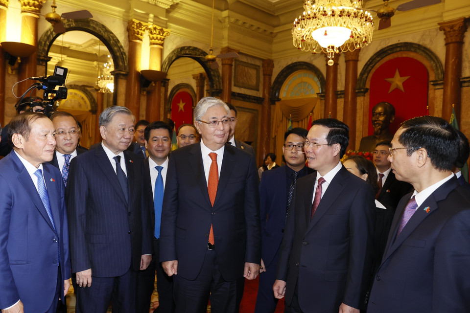 Chủ tịch nước Võ Văn Thưởng và Tổng thống Kazakhstan Kassym-Jomart Tokayev tại lễ đón. (Ảnh: Thống Nhất/TTXVN)