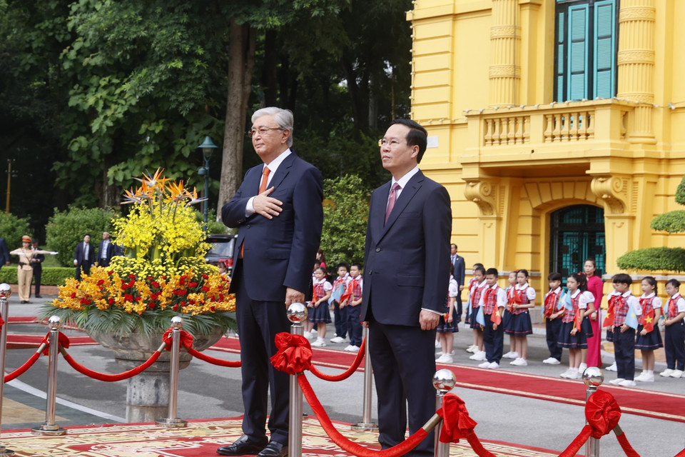 Chủ tịch nước Võ Văn Thưởng và Tổng thống Kazakhstan Kassym-Jomart Tokayev nghe quân nhạc cử Quốc thiều hai nước. (Ảnh: Thống Nhất/TTXVN)