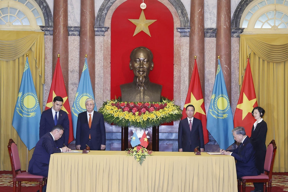 Chủ tịch nước Võ Văn Thưởng và Tổng thống Kazakhstan Kassym-Jomart Tokayev chứng kiến Lễ ký Hiệp định giữa nước Cộng hòa Xã hội chủ nghĩa Việt Nam và nước Cộng hòa Kazakhstan về chuyển giao người bị kết án phạt tù. (Ảnh: Thống Nhất/TTXVN)