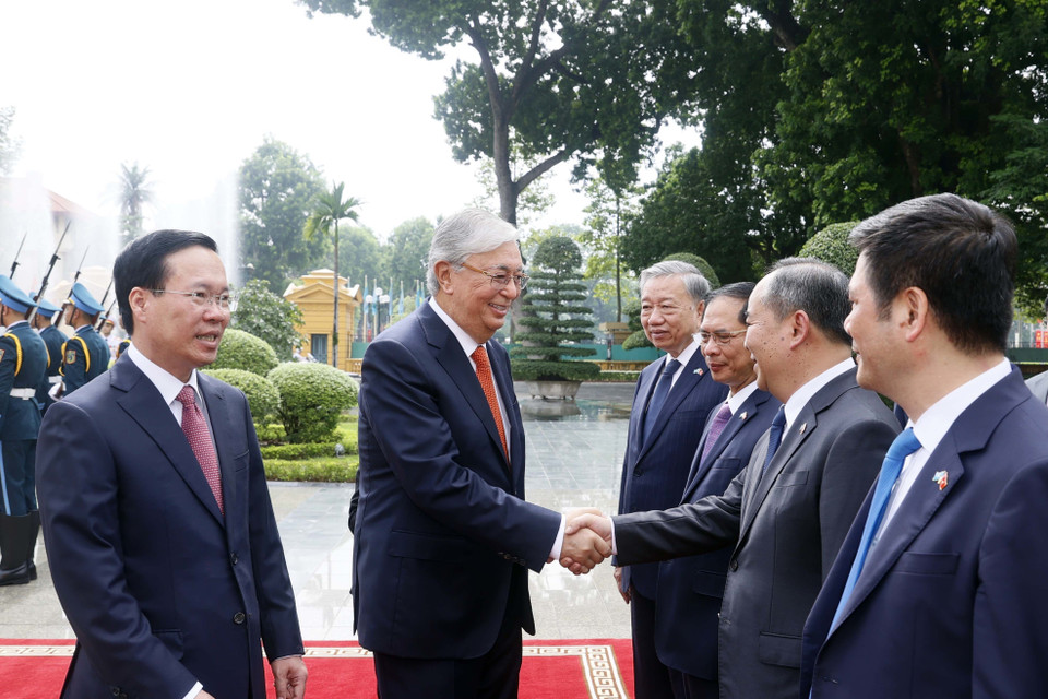 Chủ tịch nước Võ Văn Thưởng giới thiệu các thành viên Đoàn đại biểu Việt Nam với Tổng thống Kazakhstan Kassym-Jomart Tokayev tại lễ đón. 