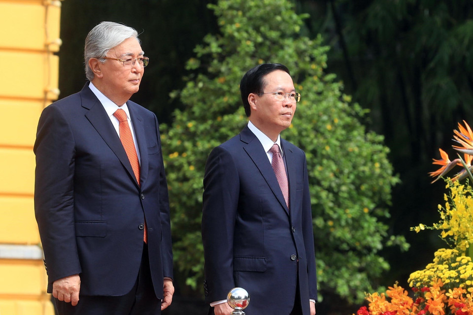 Chủ tịch nước Võ Văn Thưởng và Tổng thống Kazakhstan Kassym-Jomart Tokayev nghe quân nhạc cử Quốc thiều hai nước. (Ảnh: Thống Nhất/TTXVN)