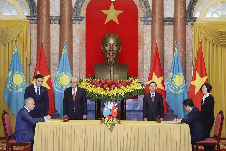 Chủ tịch nước Võ Văn Thưởng và Tổng thống Kazakhstan Kassym-Jomart Tokayev chứng kiến Lễ ký Kế hoạch Hành động chung nhằm thúc đẩy hợp tác kinh tế-thương mại giữa Chính phủ nước Cộng hòa Xã hội chủ nghĩa Việt Nam và Chính phủ nước Cộng hòa Kazakhstan giai đoạn 2023-2025. (Ảnh: Thống Nhất/TTXVN)