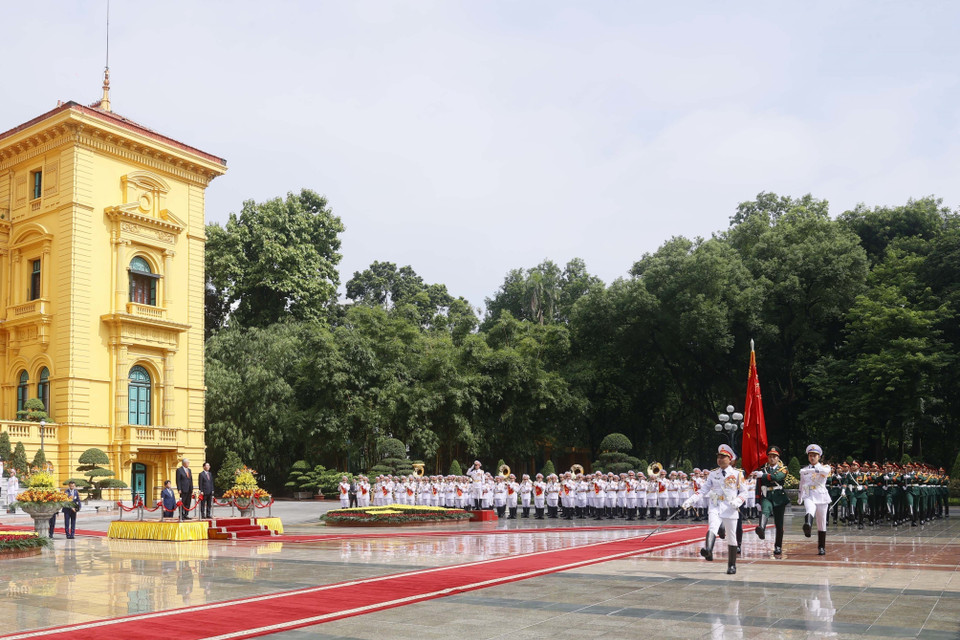 Quang cảnh Lễ đón Tổng thống Cộng hoà Kazakhstan Kassym-Jomart Tokayev thăm chính thức Việt Nam. (Ảnh: Thống Nhất/TTXVN)