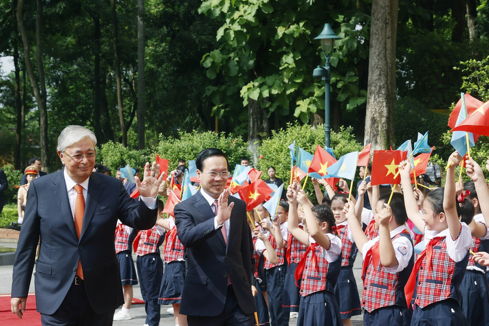 Chủ tịch nước Võ Văn Thưởng và Tổng thống Kazakhstan Kassym-Jomart Tokayev với thiếu nhi Thủ đô tại lễ đón. (Ảnh: Thống Nhất/TTXVN)