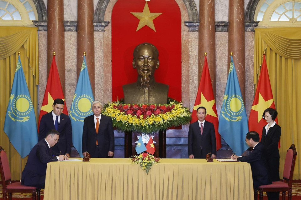 Chủ tịch nước Võ Văn Thưởng và Tổng thống Kazakhstan Kassym-Jomart Tokayev chứng kiến Lễ ký Hiệp định giữa nước Cộng hòa Xã hội chủ nghĩa Việt Nam và nước Cộng hòa Kazakhstan về miễn thị thực cho người mang hộ chiếu phổ thông. (Ảnh: Thống Nhất/TTXVN)