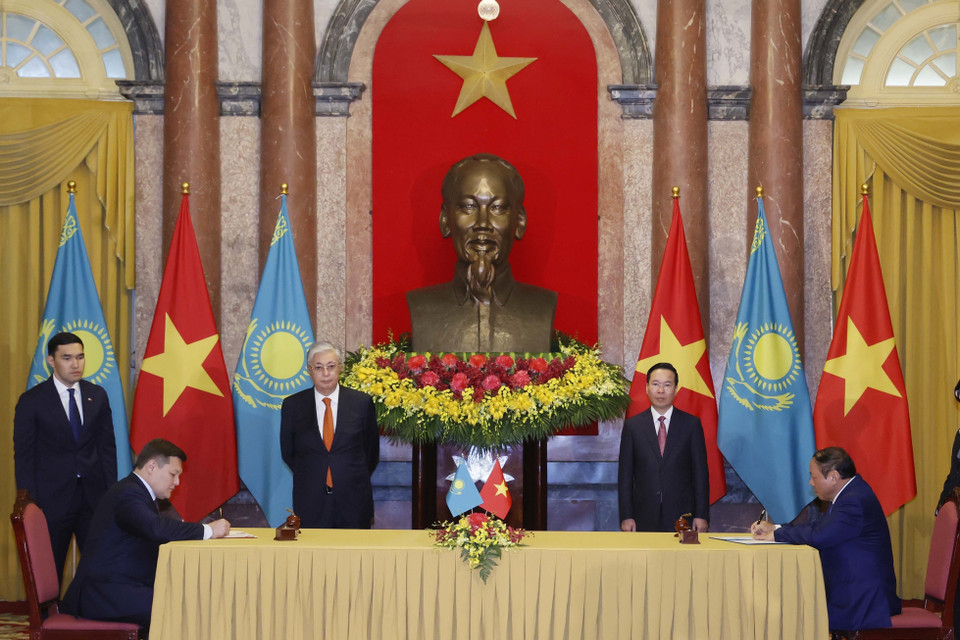 Chủ tịch nước Võ Văn Thưởng và Tổng thống Kazakhstan Kassym-Jomart Tokayev chứng kiến Lễ ký Bản Ghi nhớ giữa Bộ Văn hóa, Thể thao và Du lịch Việt Nam và Bộ Văn hóa và Thể thao nước Cộng hòa Kazakhstan về hợp tác trong lĩnh vực du lịch. (Ảnh: Thống Nhất/TTXVN)