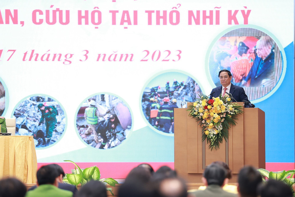 Thủ tướng Phạm Minh Chính phát biểu tuyên dương các lực lượng tham gia cứu nạn, cứu hộ làm nhiệm vụ tại Thổ Nhĩ Kỳ. (Ảnh: Dương Giang/TTXVN) 