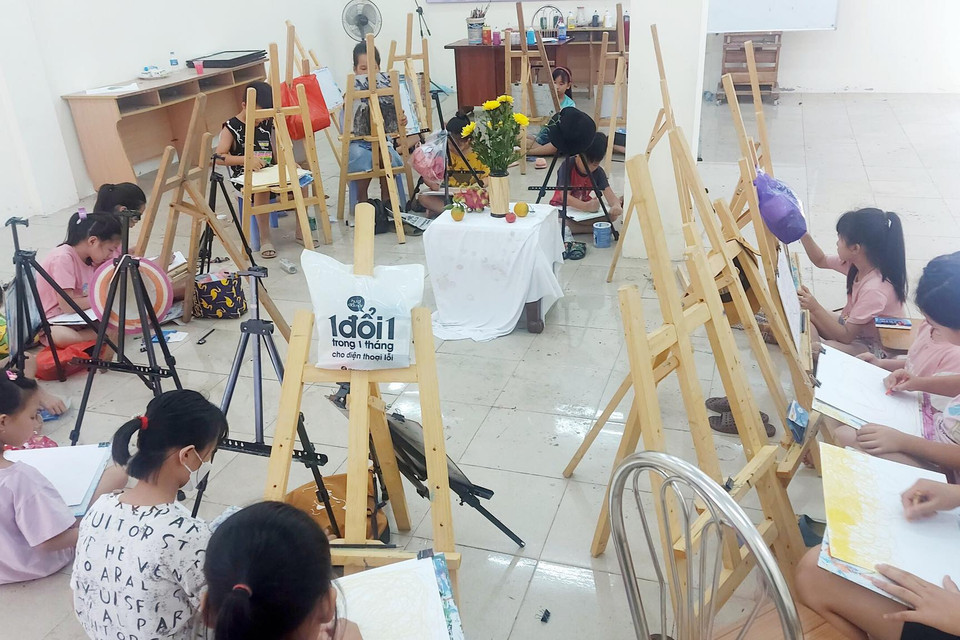Đến với lớp học, các em được thỏa sức đam mê với hội họa. (Nguồn: Vietnam+)