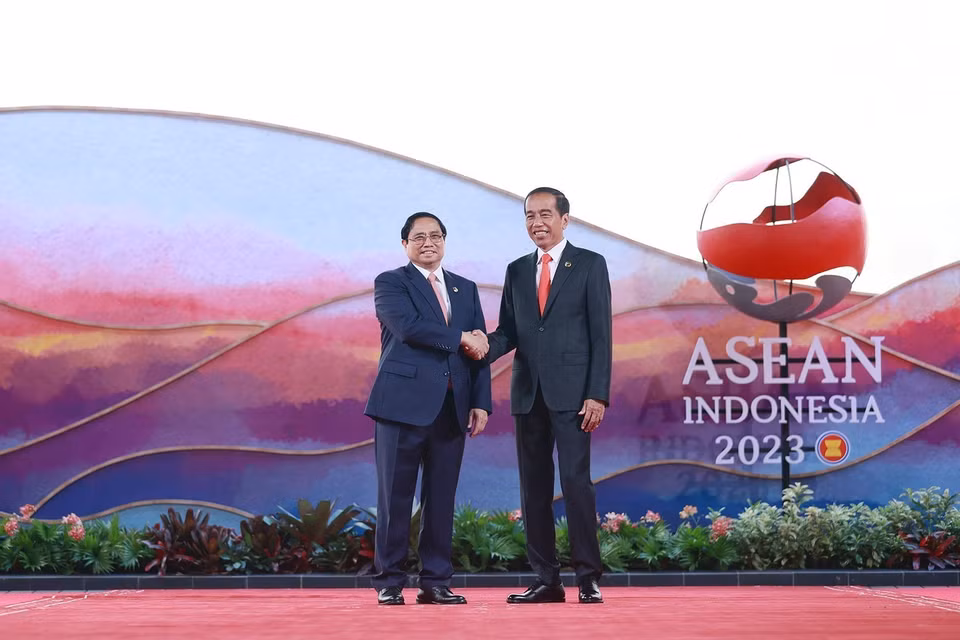 Tổng thống nước Cộng hòa Indonesia, Chủ tịch Hội nghị cấp cao ASEAN lần thứ 42, Joko Widodo đón Thủ tướng Phạm Minh Chính. (Ảnh: Dương Giang/TTXVN)