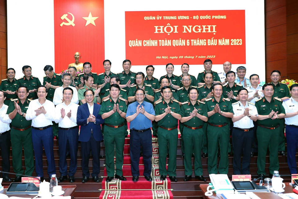 Thủ tướng Phạm Minh Chính và các đại biểu dự Hội nghị Quân chính Toàn quân 6 tháng đầu năm 2023. (Ảnh: Trọng Đức/TTXVN)