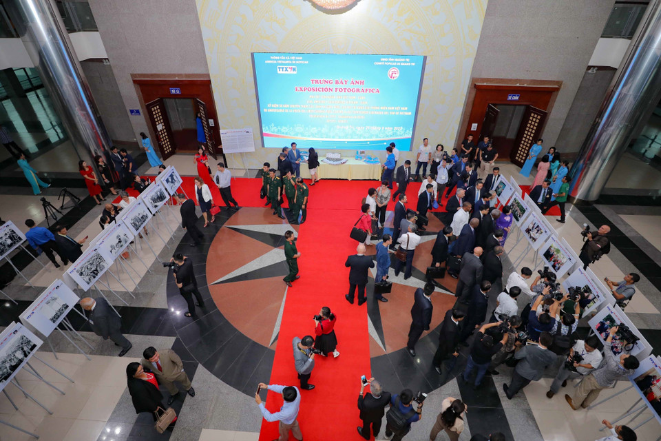 Không gian Trưng bày ảnh Mãi sắt son nghĩa tình Việt Nam-Cuba. (Ảnh: Thanh Tùng/TTXVN) 